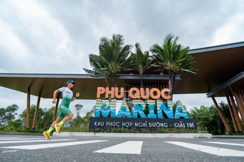 “Nữ hoàng triathlon” Việt – Lâm Túc Ngân đang thử đường chạy của Phu Quoc Marina.