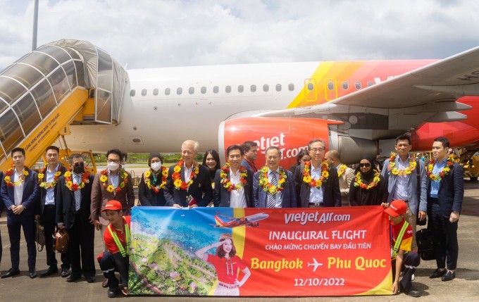 Đường bay Phú Quốc - Bangkok của Vietjet khai thác 4 chuyến bay khứ hồi mỗi tuần vào các thứ hai, thứ tư, thứ sáu và chủ nhật. Thời gian bay mỗi chặng khoảng 1 giờ 15 phút.